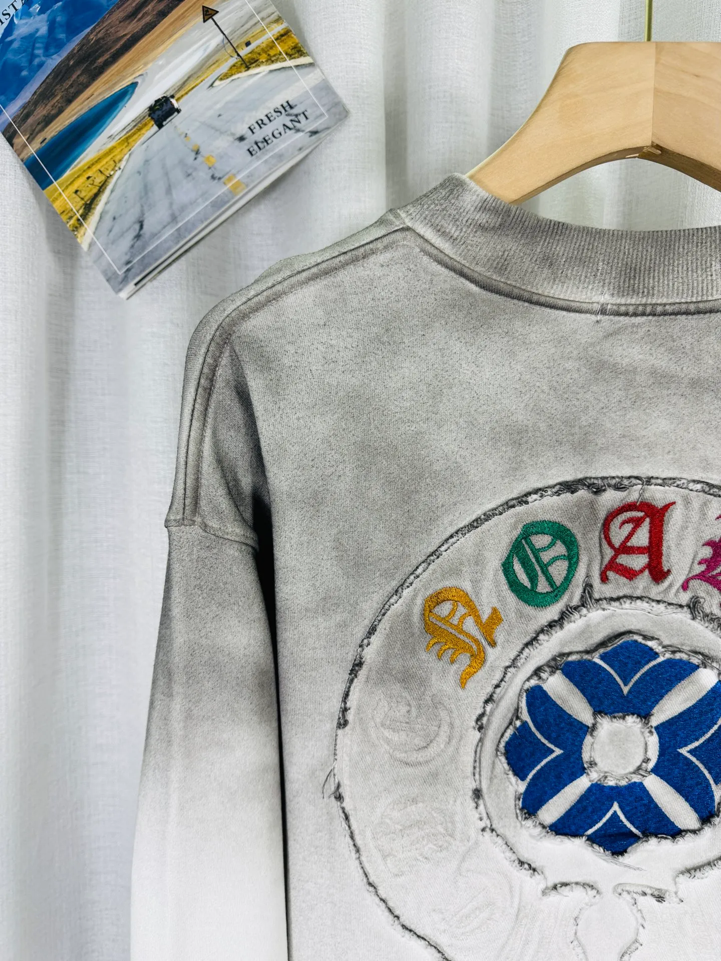 P270 top version, real shot without P, ​​different from market currency) 𝗖𝗵𝗿𝗼𝗺𝗲 𝗛𝗲𝗮𝗿𝘁𝘀/Cro Heart 2025 washed patch embroidery autumn and winter new original single counter American laser burnt 3D three-dimensional color embroidered couple casual sweatshirt 👑The highest version! Customized fabric 430g tripe terry fabric! American acid-washed and distressed original fabric laser burnt ✟appliqué embroidery and exquisite embroidery of letters! The best-selling model in the counter, very comfortable to wear. Accessories: original molded and authenticated collar label➕100% silk wash label. Genuine purchase-grade original hangtag➕matching hanging rope➕3D hanging beads➕original packaging bag. Craftsmanship: The original version has consistent wiring! The highest version of the armhole matching technique! Color: White Black Size: S M L XL Style No.: 9324